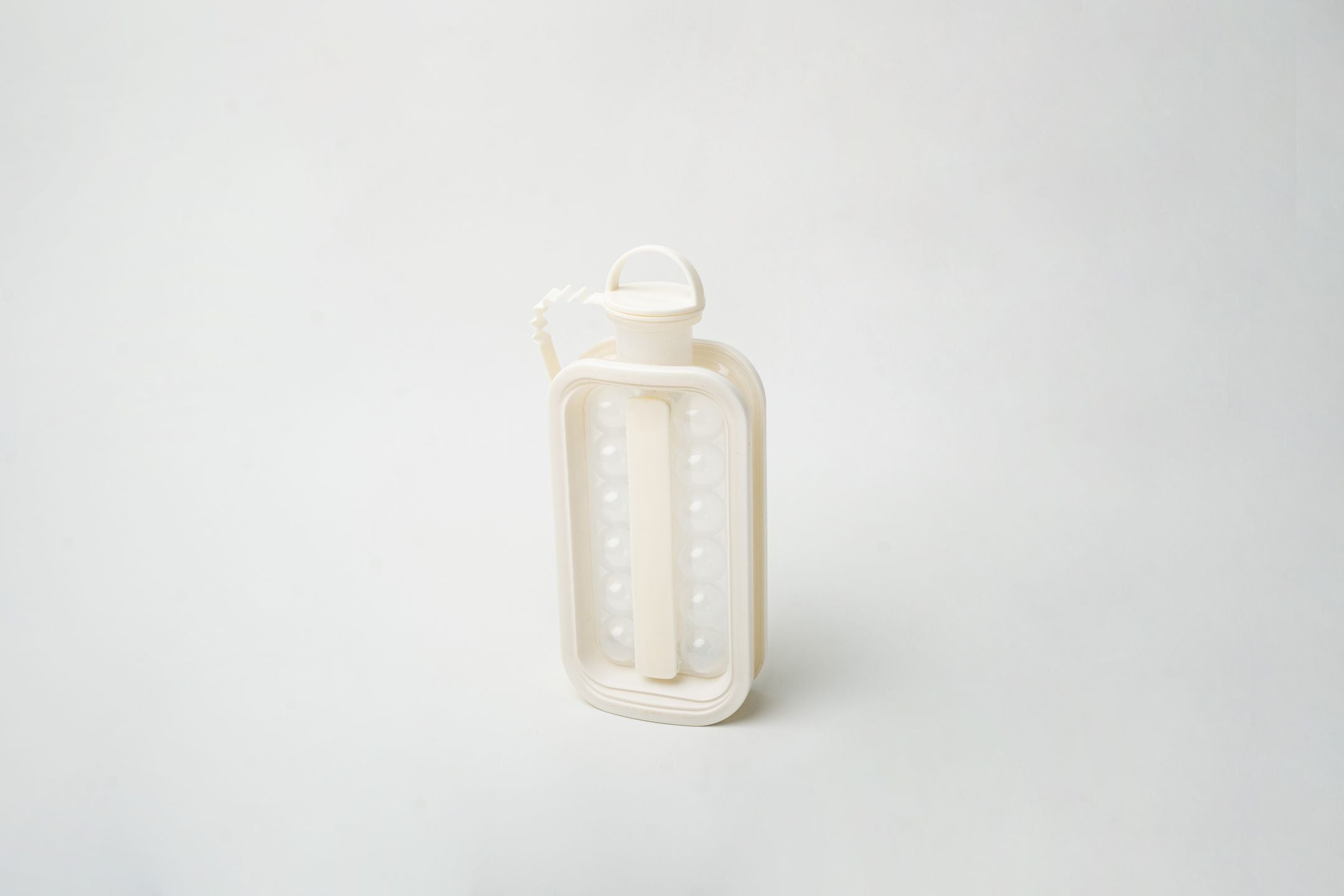 Aesthetic round ice maker